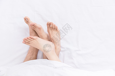 结婚卧室年轻夫妻睡觉脚部特写背景