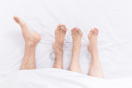 年轻夫妻睡觉脚部特写图片