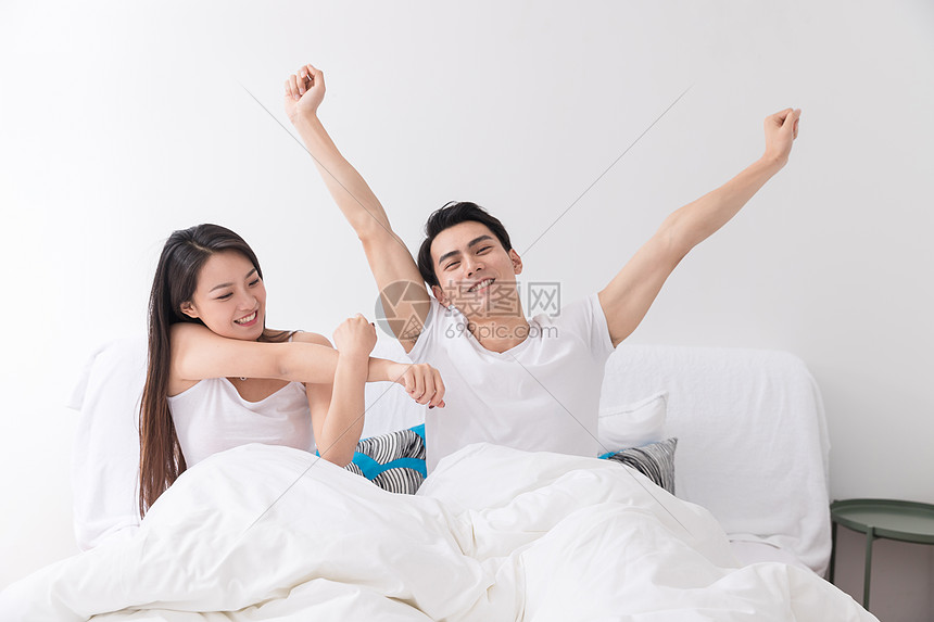 年轻夫妻开心起床图片