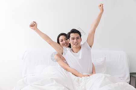 年轻夫妻开心起床高清图片