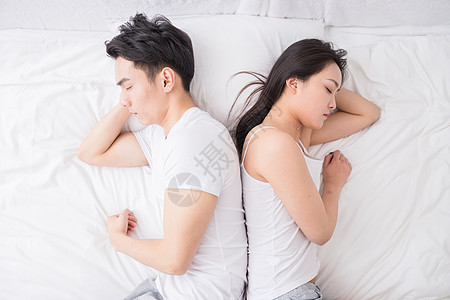 男人躺在床上年轻夫妻背对背躺在床上背景