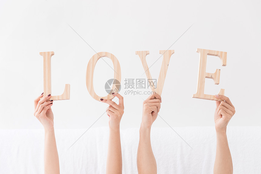 年轻夫妻躺床上手拿LOVE特写高清图片下载-正版图片500817627-摄图网