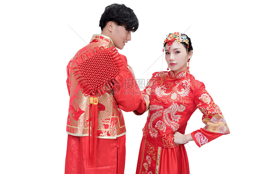 ‘~穿红装的情侣手持中国结  ~’ 的图片
