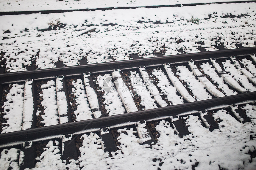 积雪的铁路铁轨图片