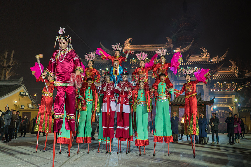 龙华寺跨年踩高跷表演