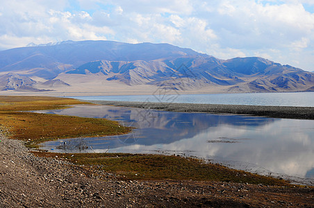 风景桌面新疆赛里木湖山水倒影背景