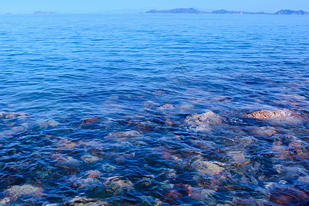 湖北武汉东湖边湛蓝的湖水背景图片