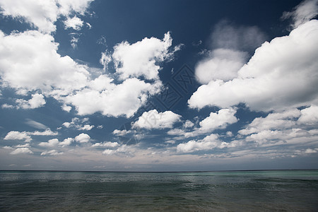 蓝天白云的海边图片