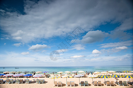 蓝天白云的海边沙滩图片