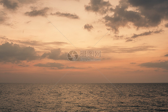 夕阳下的大海图片