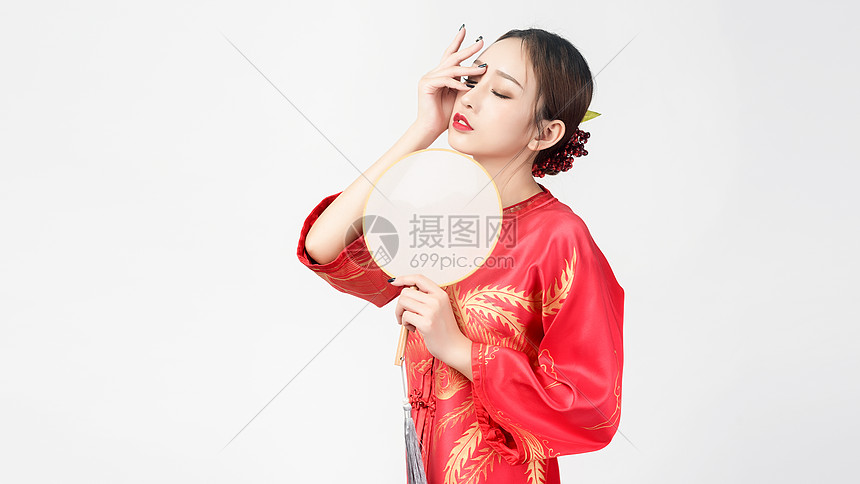 身着红装的美女手持蒲扇图片