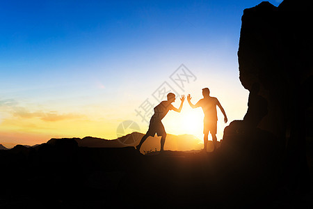 互相击掌的登山运动员高清图片