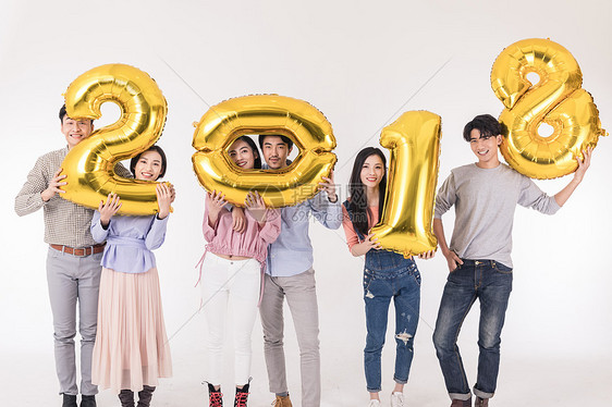 青年聚会手持2018气球庆祝棚拍图片