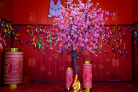商场里的桃花树背景图片