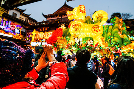 上海城隍庙春节庙会里拍照的人背景图片
