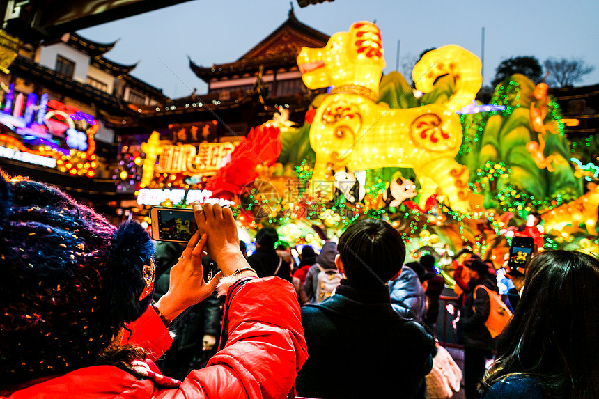 ‘~上海城隍庙春节庙会里拍照的人  ~’ 的图片