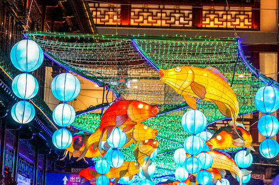 春节的上海城隍庙庙会张灯结彩图片