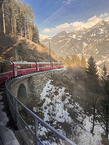 雪山列车穿过山脉的列车背景