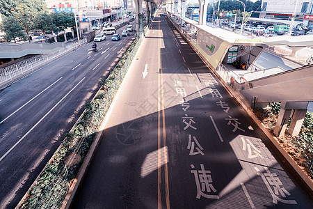 公交专用道节日期间空旷的城市道路背景