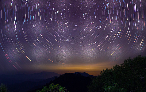 山峰星轨背景图片