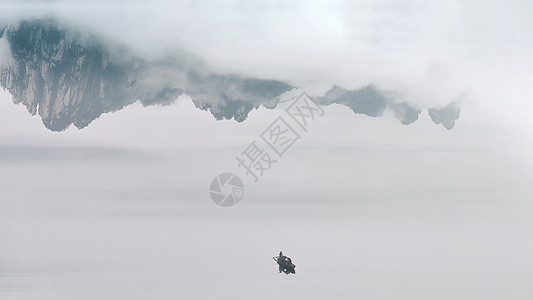 雪地香蕉船江中水墨画般的倒影和小船背景