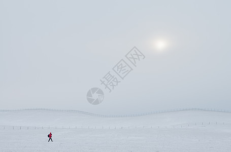 白茫茫雪地里行走的人图片