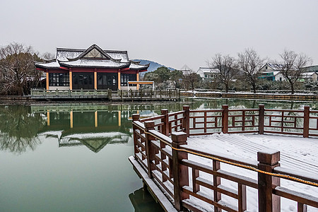 雪中浙江海宁盐官古城景区图片