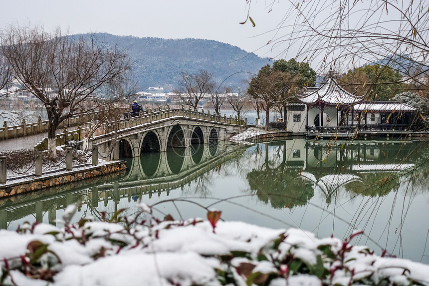 雪中浙江海宁盐官古城景区图片