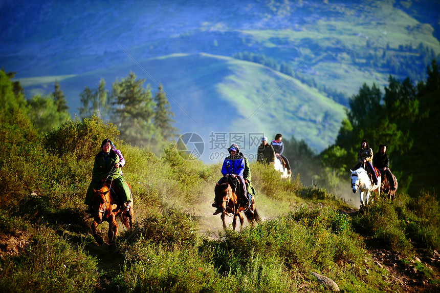 新疆禾木骑马的旅行者图片