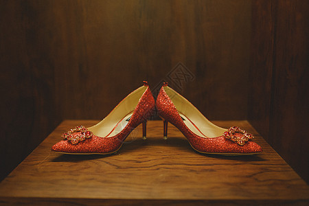 木板上的婚鞋静物图图片