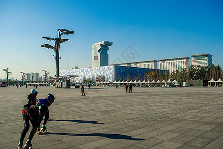 北京国家体育场广场上锻炼的人群背景图片