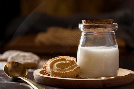 牛奶饼干早餐图片