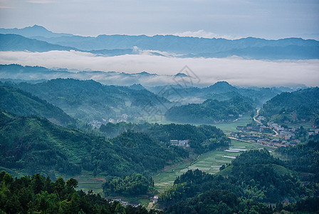 清晨云海下的村落背景图片