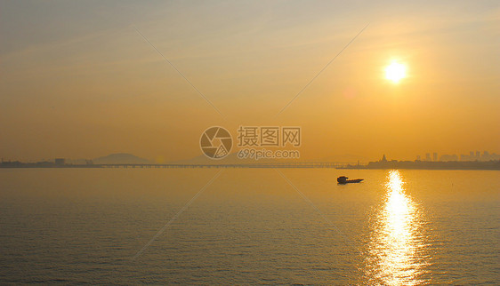 黄昏海面上的夕阳和小船图片