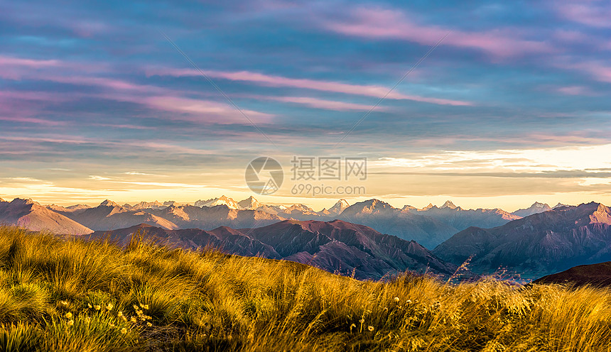 新西兰南岛的雪山与云彩图片