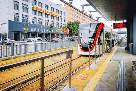 新运营的武汉城市有轨电车背景图片