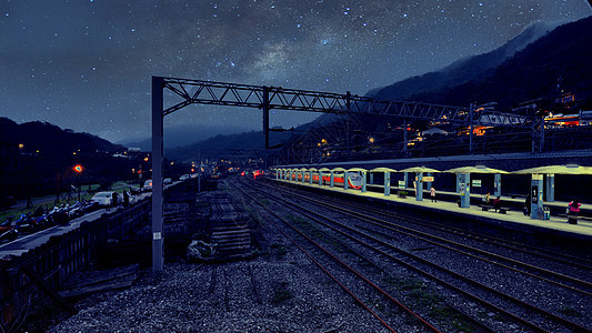 夜幕下的火车站图片
