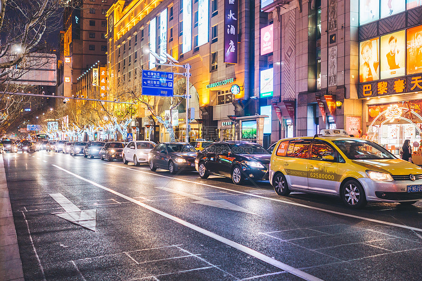 城市道路夜景图片