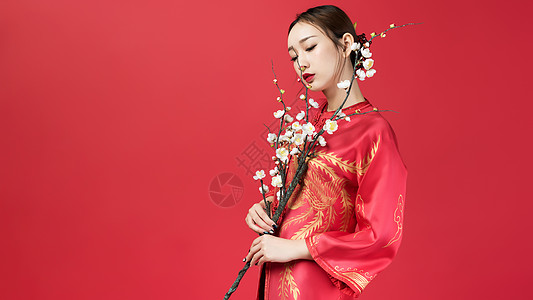 红妆美女与梅花背景