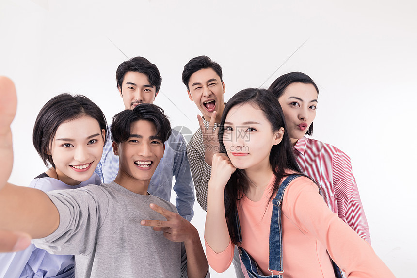青年聚会众人开心自拍合影