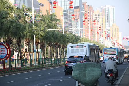 背东西的人回家路上背景