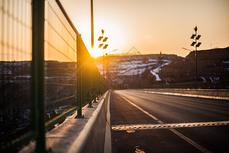 高速公路护栏夕阳下的公路背景
