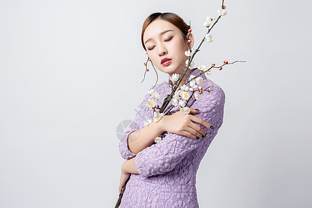 紫色旗袍美女与梅花图片