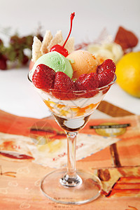 草莓冰淇淋 图片