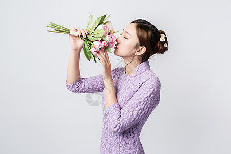 旗袍美女手持鲜花图片