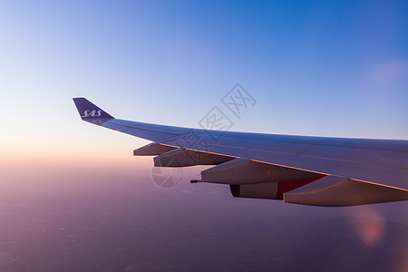 飞机上玩手机飞机上的日落背景