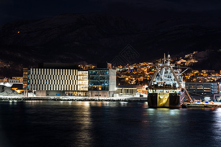 停靠码头的货船夜景背景图片