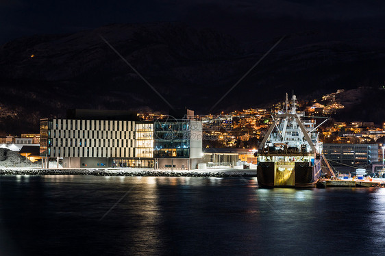 停靠码头的货船夜景图片