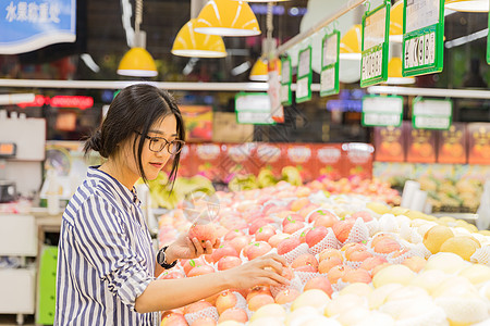 年轻女性超市购物图片