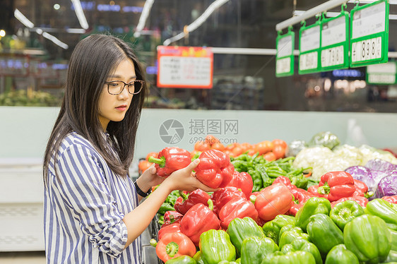 年轻女性超市购物图片